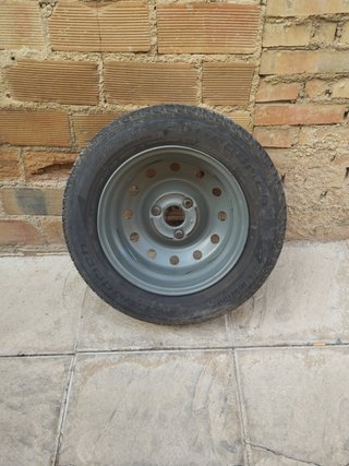 Llanta de tres tornillos con neumático