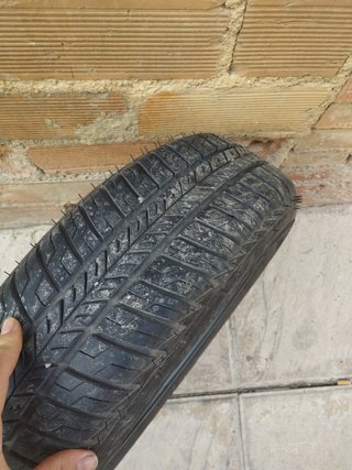 Llanta de tres tornillos con neumático