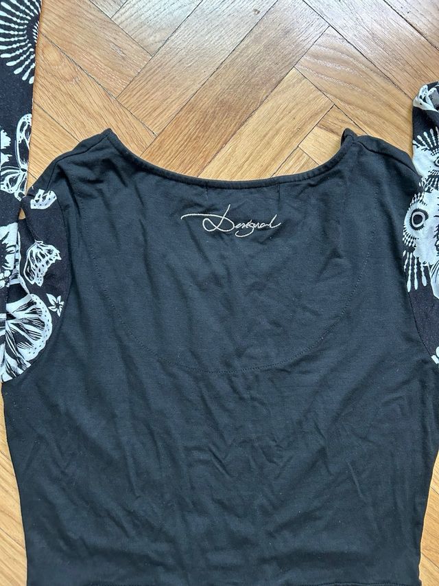 Vestido negro con estsmosdo, marca Desigual