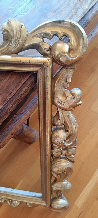 Marco antiguo dorado. Pan de oro