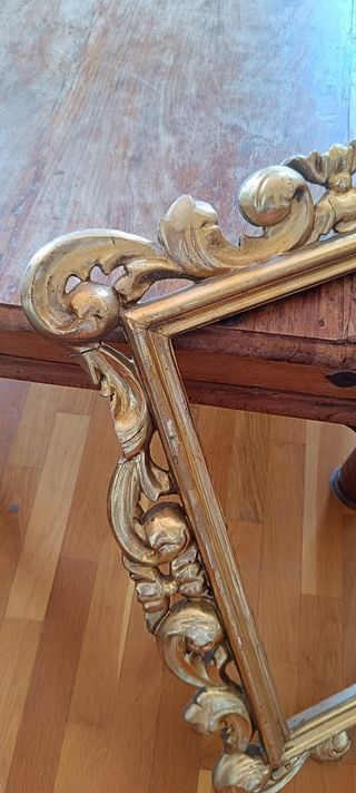 Marco antiguo dorado. Pan de oro