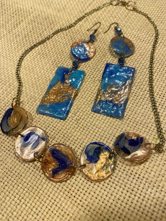 COLLAR CON PENDIENTES A JUEGO