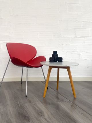 MESA AUXILIAR DE MÁRMOL.