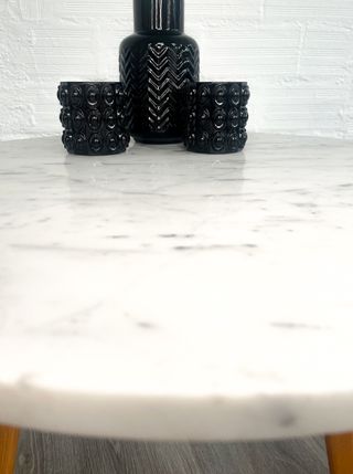 MESA AUXILIAR DE MÁRMOL.