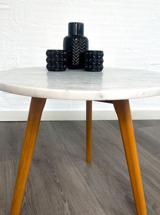 MESA AUXILIAR DE MÁRMOL.