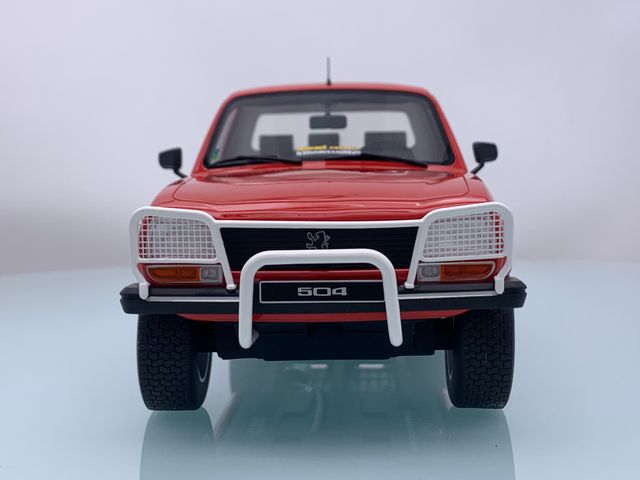 1:18 Peugeot 504 Pick Up año 1993 Color Rojo OT436