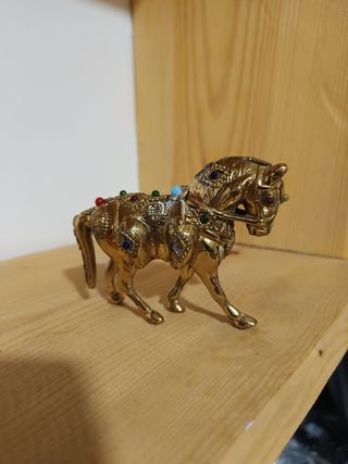 Caballo adornado con bronce multicolor