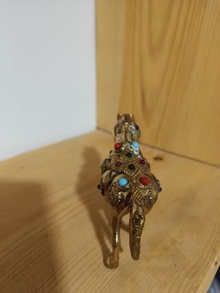 Caballo adornado con bronce multicolor