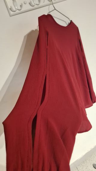 Blusa roja, mangas largas agujereadas, L