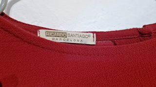 Blusa roja, mangas largas agujereadas, L