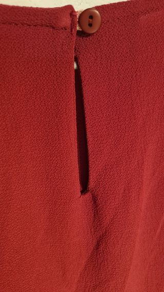 Blusa roja, mangas largas agujereadas, L