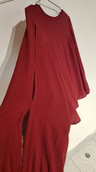 Blusa roja, mangas largas agujereadas, L