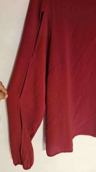 Blusa roja, mangas largas agujereadas, L