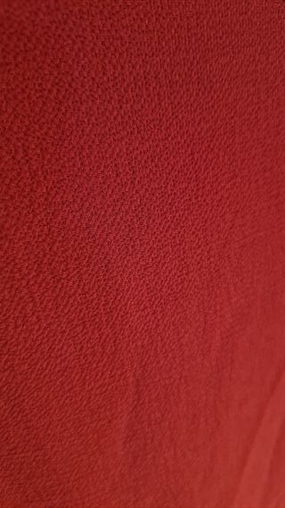 Blusa roja, mangas largas agujereadas, L