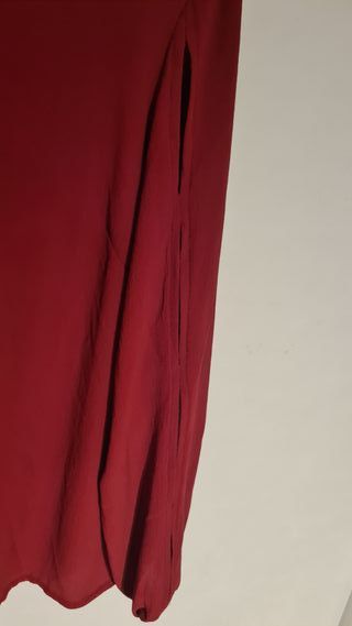 Blusa roja, mangas largas agujereadas, L