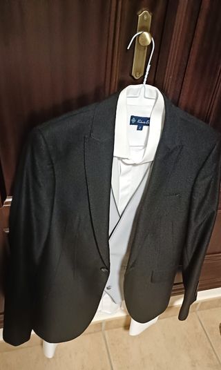 Traje de chaqueta negro con camisa y chalequillo