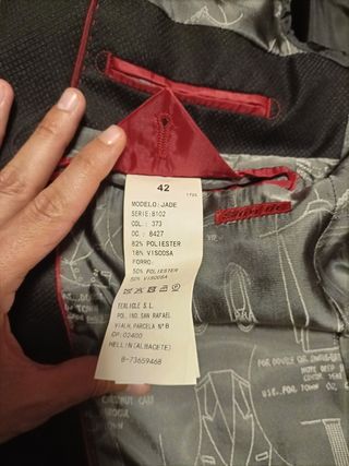 Traje de chaqueta negro con camisa y chalequillo