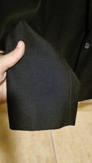 Traje de chaqueta negro con camisa y chalequillo