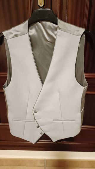 Traje de chaqueta negro con camisa y chalequillo