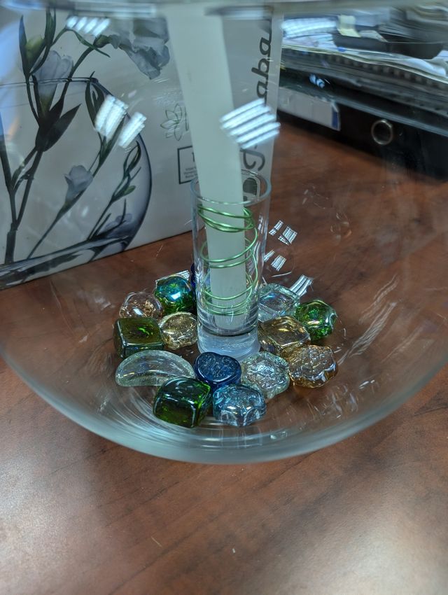 Pecera Redonda con Vela y Piedras de Colores