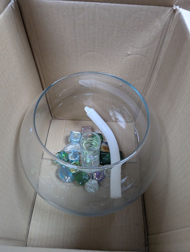 Pecera Redonda con Vela y Piedras de Colores