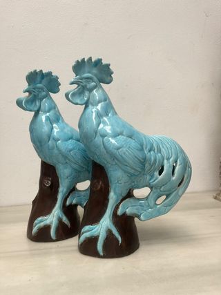 Pareja de gallos en porcelana.