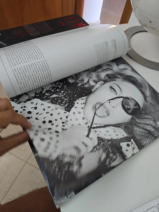 Madonna l'officiel red and green