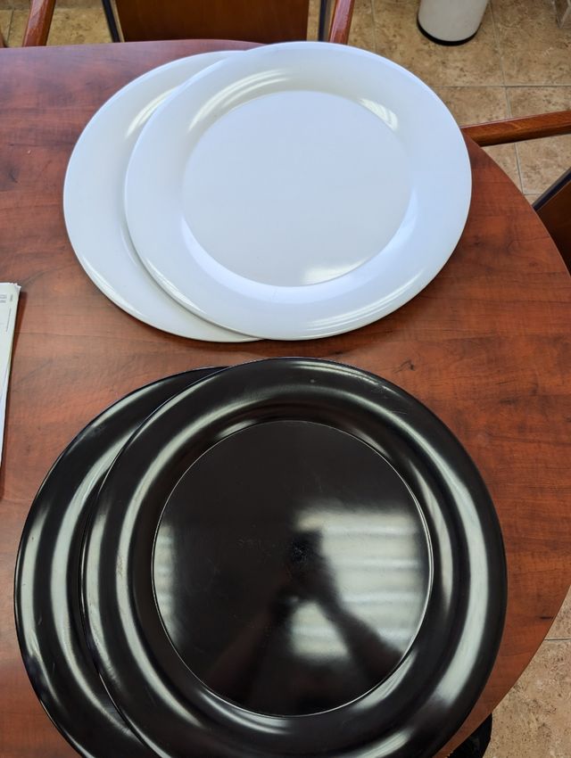 4 Platos decorativos redondos Blanco y Negro 48cm