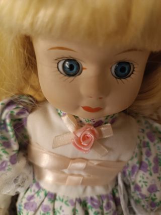 bambola ceramica con poltroncina