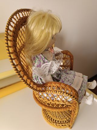 bambola ceramica con poltroncina