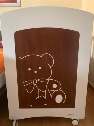 CUNA DE MADERA TRAMA, CON CAJÓN, COLCHAS, SABANAS.