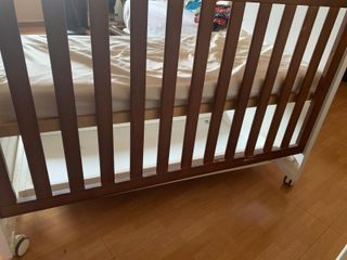 CUNA DE MADERA TRAMA, CON CAJÓN, COLCHAS, SABANAS.