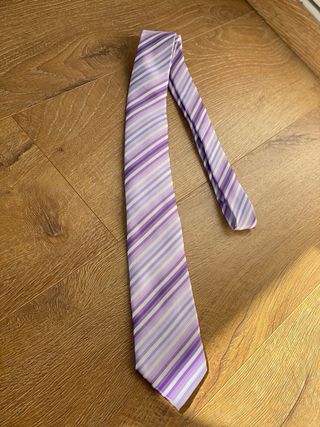 Corbata lila con tejido fino
