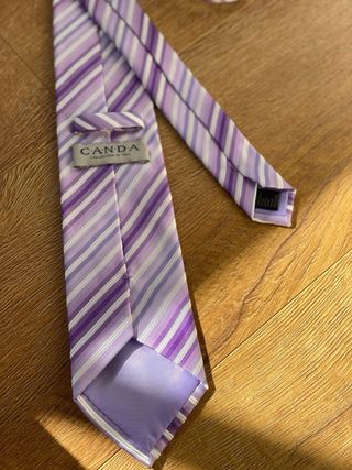 Corbata lila con tejido fino