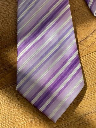 Corbata lila con tejido fino