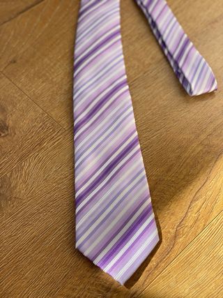 Corbata lila con tejido fino