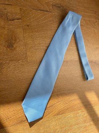 Corbata azul con tejido fino