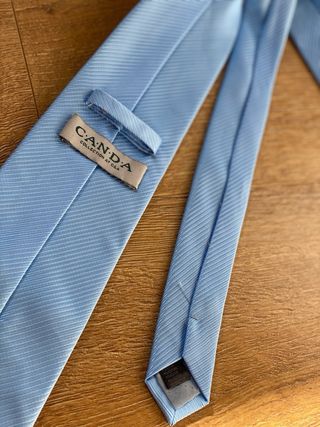 Corbata azul con tejido fino