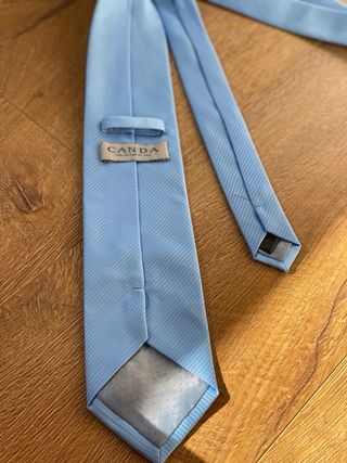 Corbata azul con tejido fino