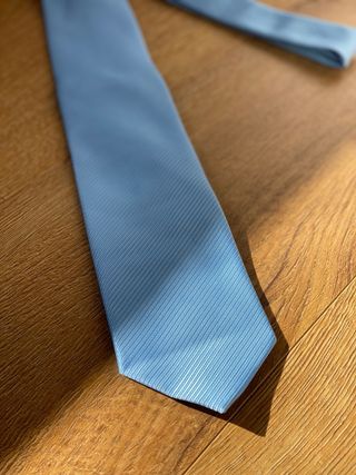 Corbata azul con tejido fino