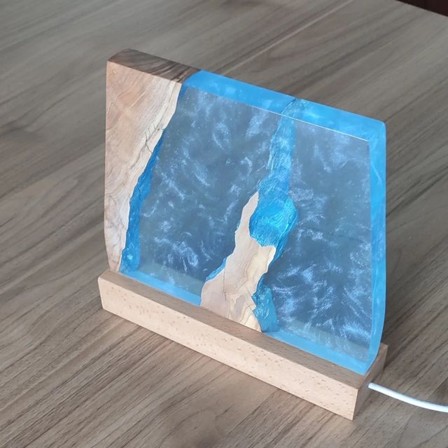 Lampada a led in ulivo e resina