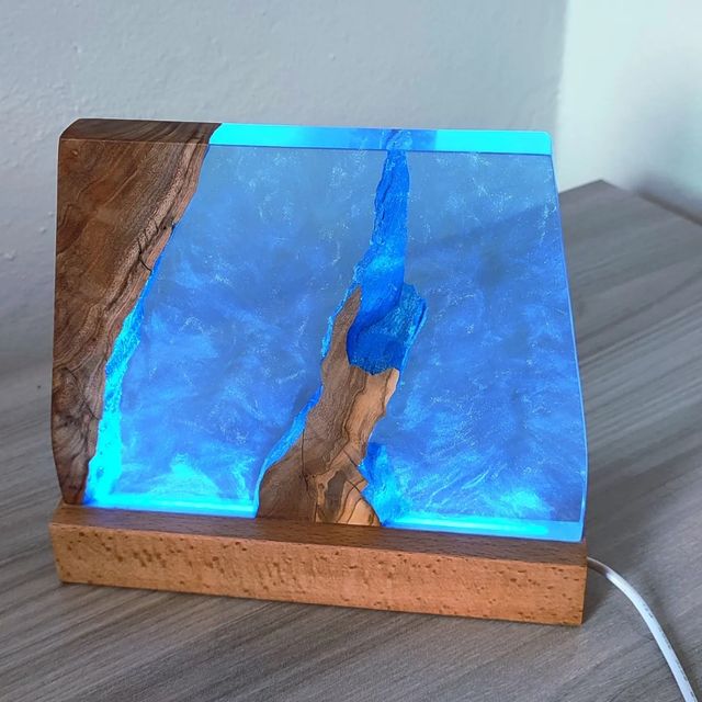 Lampada a led in ulivo e resina