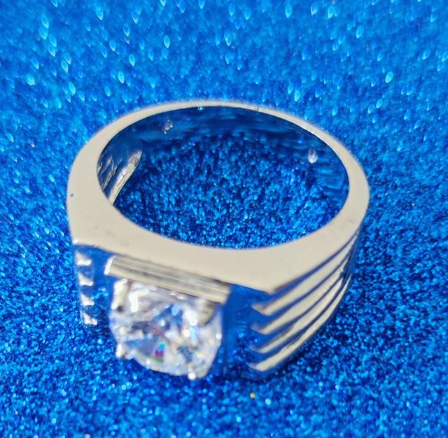 Anel solitário para homem novo