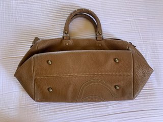 Bolso mano . Nuevo . Piel  Cámel . PG