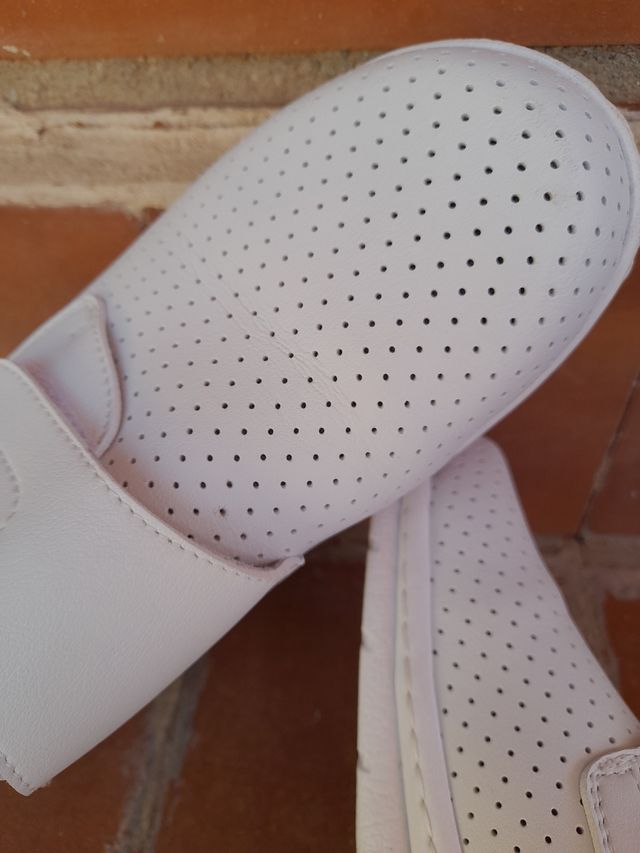 Zuecos blancos mujer.