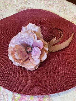 Pamela de boda con flor y plumas 