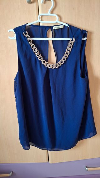 Blusa azul marino con cadena