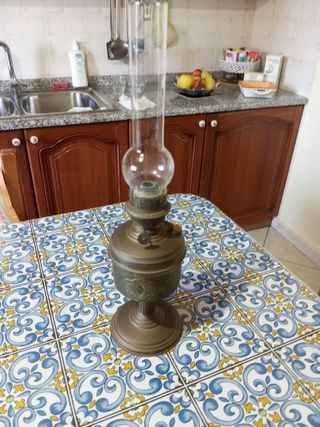 Lampada antica a petrolio in ottone