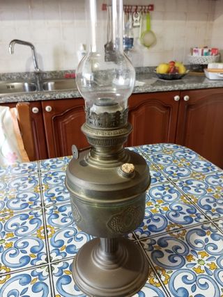 Lampada antica a petrolio in ottone