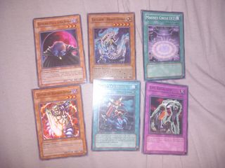 Yu-gi-oh! Scatola di latta con 105 carte